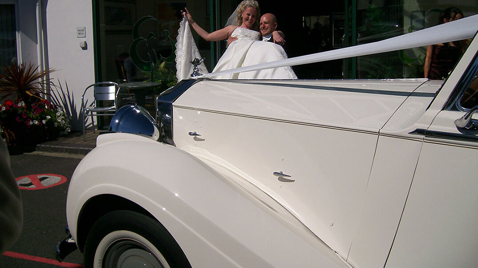 Rolls-Royce Silver Wraith bonnet decorated with ivory ribbons