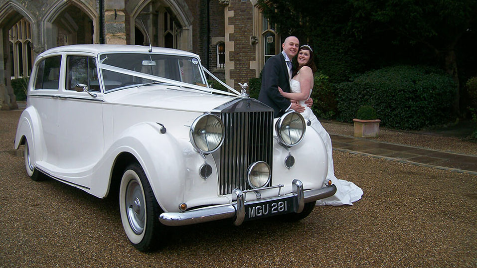 vintage-rolls-royce-with-couple