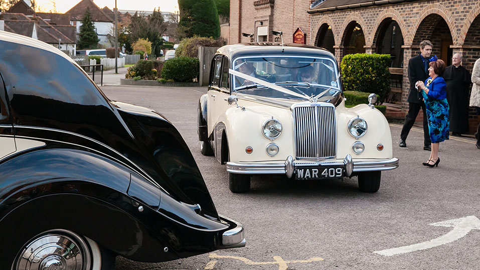 Armstrong-Siddeley Limousine pulling in front of the wedding vneue in uxbridge