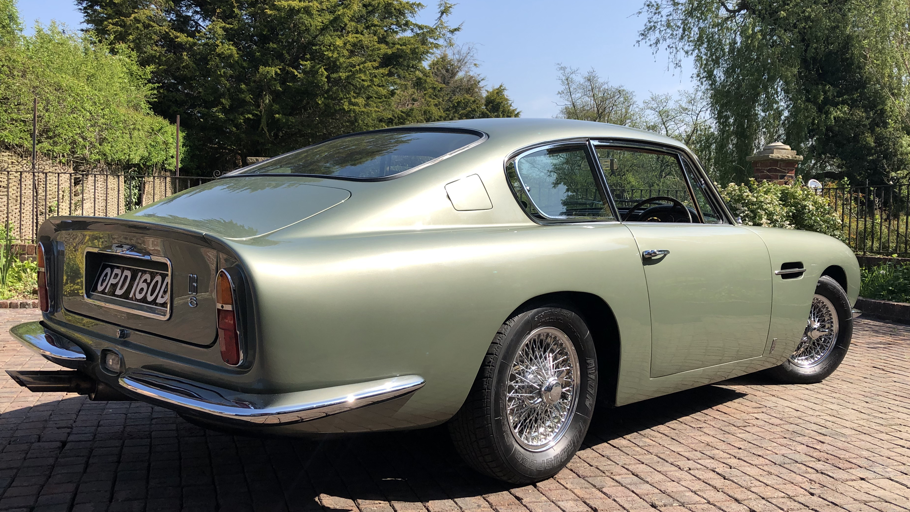 Aston Martin DB6
