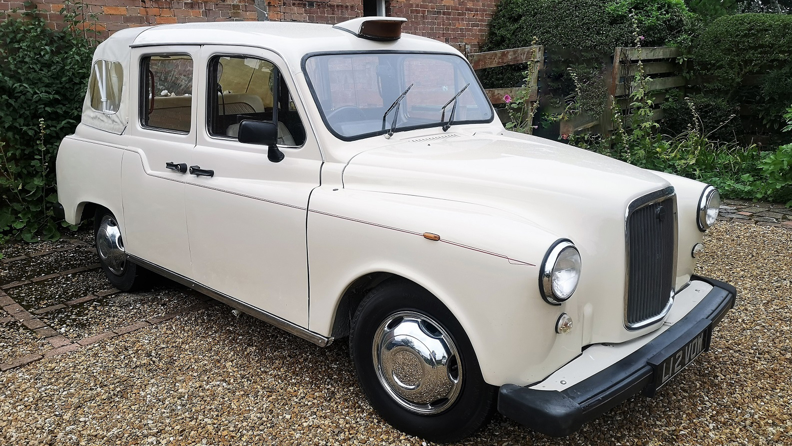 Taxi Cab Landaulette wedding car for hire in Bedford, Bedfordshire