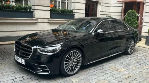 Side View of Black Mercedes showing the large Silver Chrome Alloy wheels