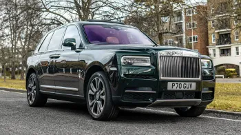 Dark Green Rolls-Royce cullinan in the street of London