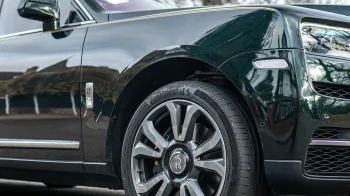 Close up photo showing the shade of Dark Green and Wheels on a Rolls-Royce Cullinan.