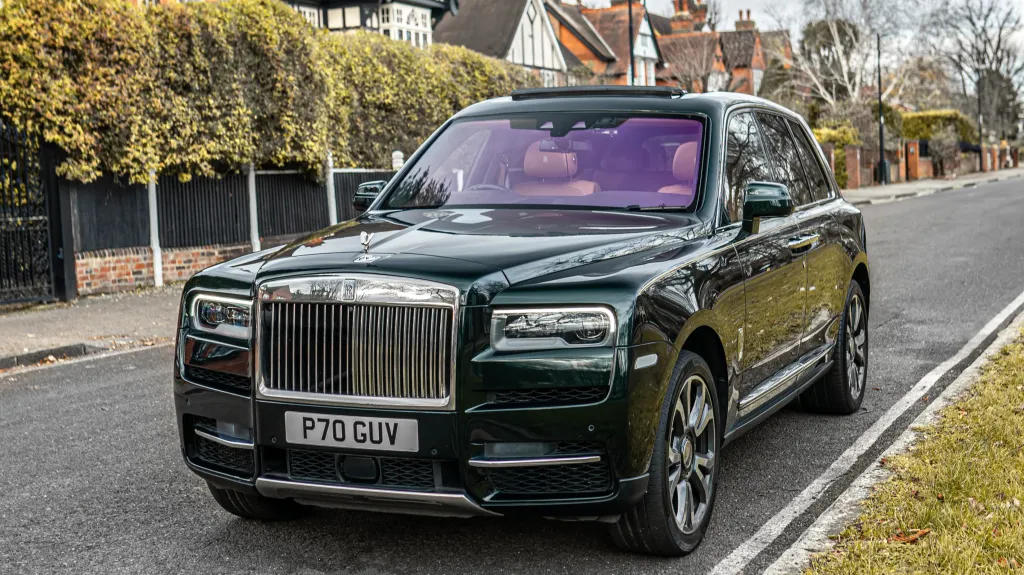 Dark Green Rolls-Royce cullinan left front view