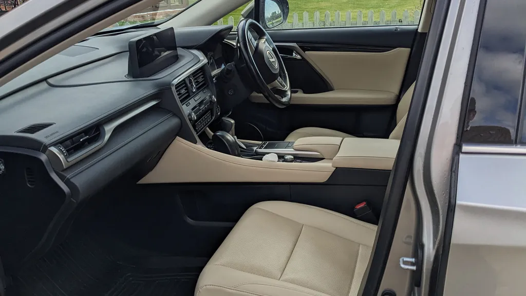 Front passenger interior seats in cream leather in Lexus 450