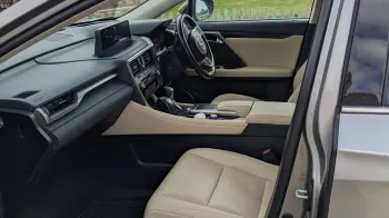 Front passenger interior seats in cream leather in Lexus 450