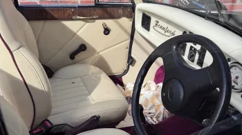 Front passenger seat in Cream with Burgundy carpet