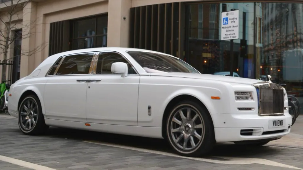 Right side view of White Rolls-Royce Phantom 7 series 2 Extended Wheelbase