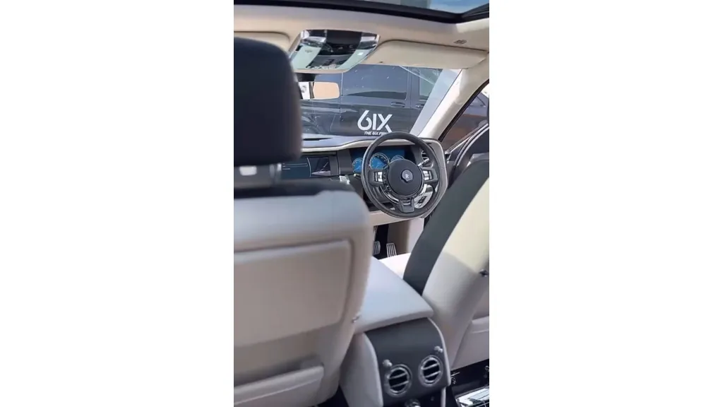 Rolls-Royce cullinan front interior front the rear passenger seat