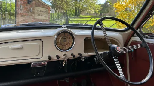 Front ivory interior dashboard inside Morris Minor
