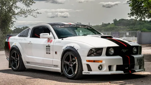 White Mustang GT v8 with black stripes