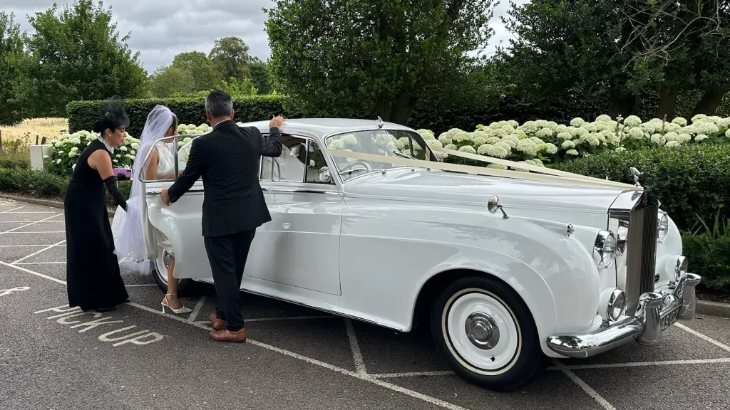 On time, super communicative and helpful and a great drive to the wedding in a beautiful clean car!