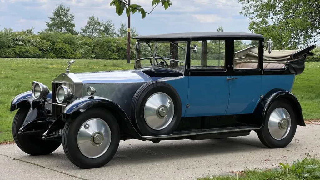 Vintage rolls-Royce Phantom 1 in blue with chrome bonnet with convertible rear roof open