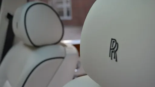 Embroided RR logo on front seat white leather headrests