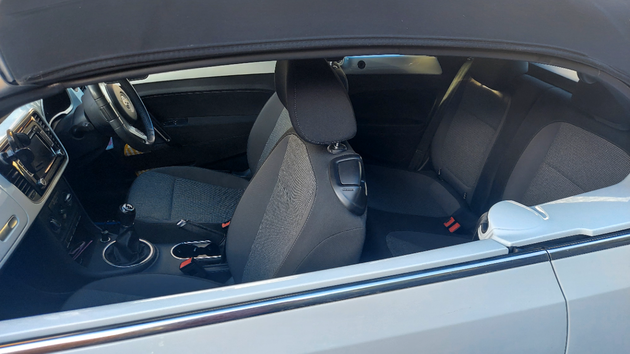Pillarless modern Beetle interior with roof close