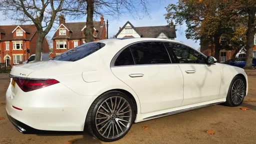 Rear right side view of the white Mercedes S-Class 500 showing sleek body lines and alloy wheels.