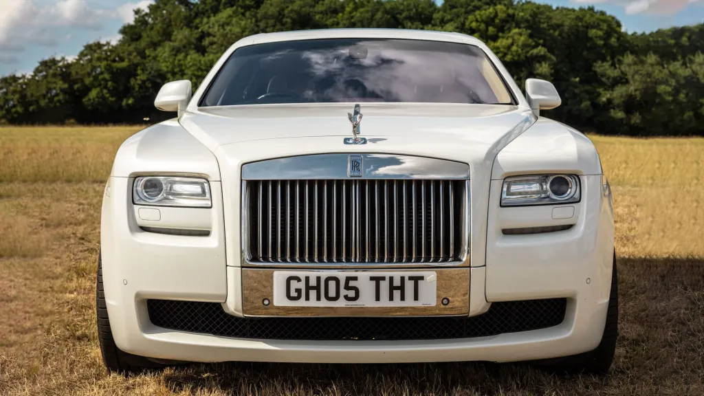 Full front view White rolls-Royce Ghost