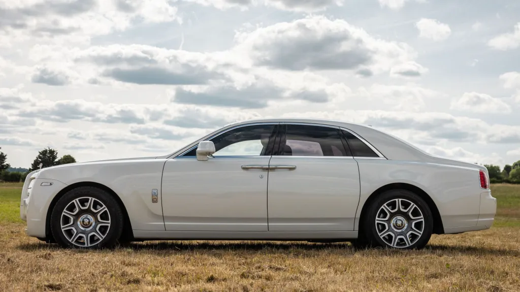 Left side view White rolls-Royce Ghost