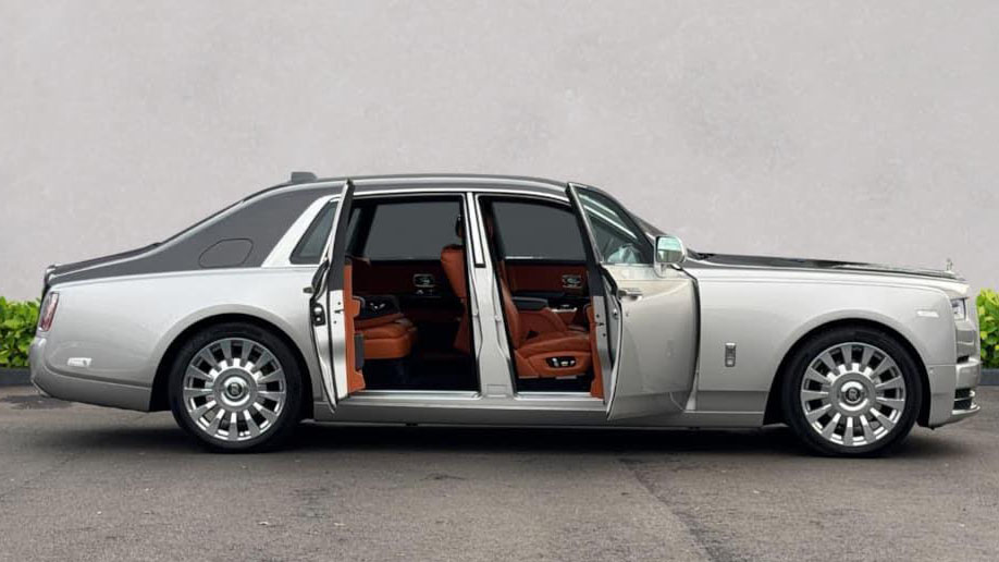 Black and silver Rolls-Royce Phantom VIII wedding car available for hire in Yorkshire
