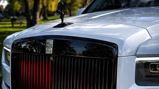 Close up front view of White rolls-royce Cullinan
