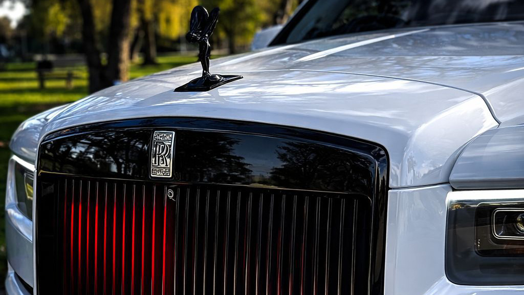 Close up front view of White rolls-royce Cullinan