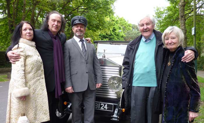 Actor Richard Briers and Musician Dave Davies with their wives and chauffeur in front of Vintage Rolls-Royce