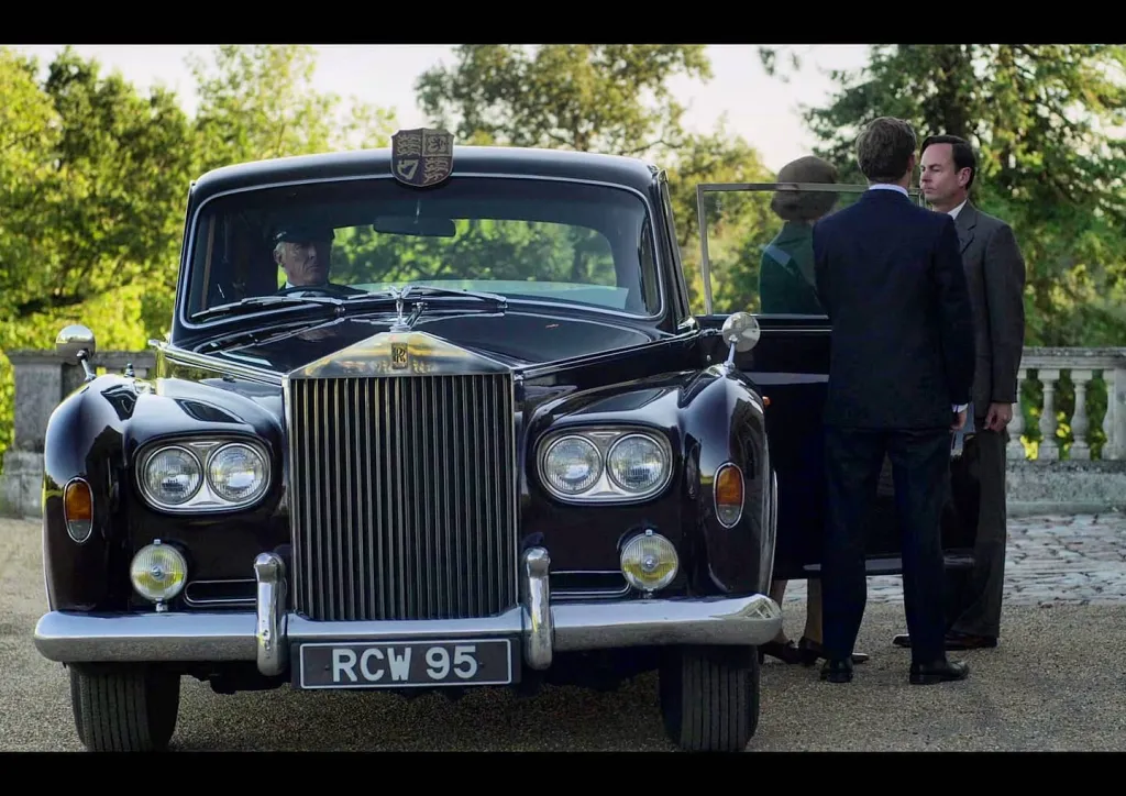 classic-rolls-royce-on-the-crown-with-its-chauffeur