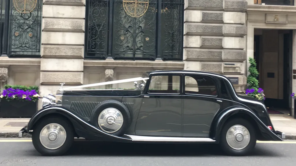 Rolls-Royce Phantom II Continental LWB with white ribbons