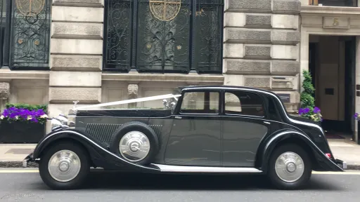 Rolls-Royce Phantom II Continental LWB with white ribbons