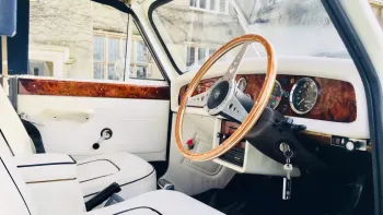 Front driver's seat in white leather, wooden steering wheels and dashboard