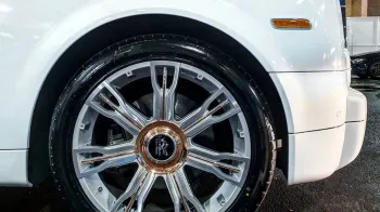 Rolls-Royce Phantom chrome alloy wheels with rose-Gold centre caps