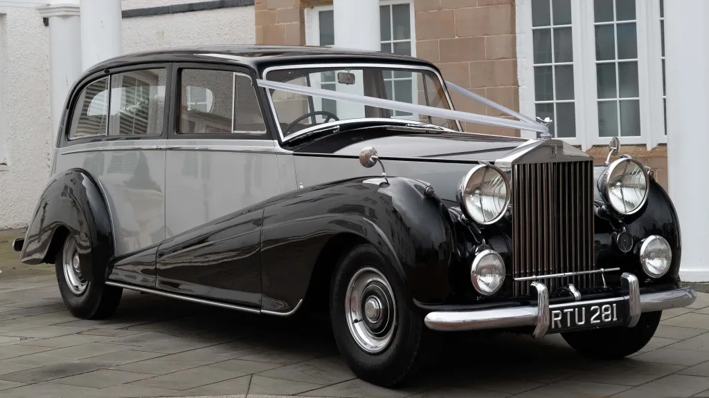 Rolls-Royce silver Wraith LWB with silver ribbons