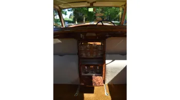 Interior Rolls-Royce silver Wraith LWB